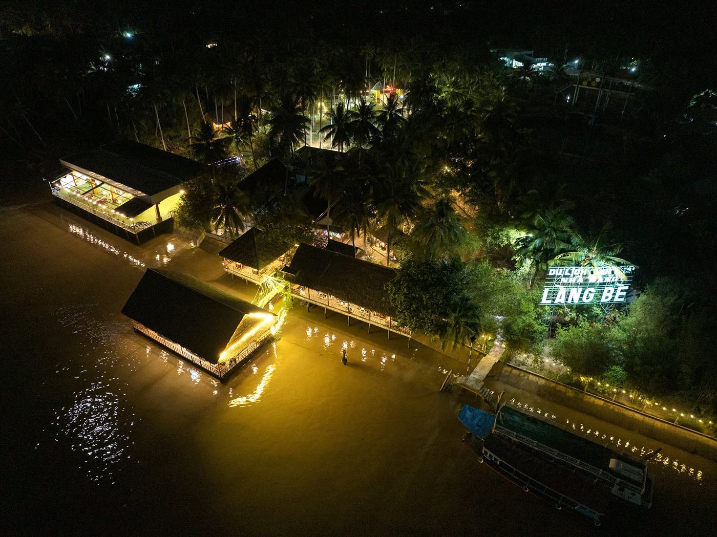Làng Bè về đêm nhìn từ trên cao, đèn vàng soi xuống mặt sông